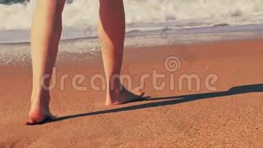 海滩旅行-女人在<strong>沙滩上</strong>散步，在<strong>沙滩上</strong>留下<strong>脚印</strong>